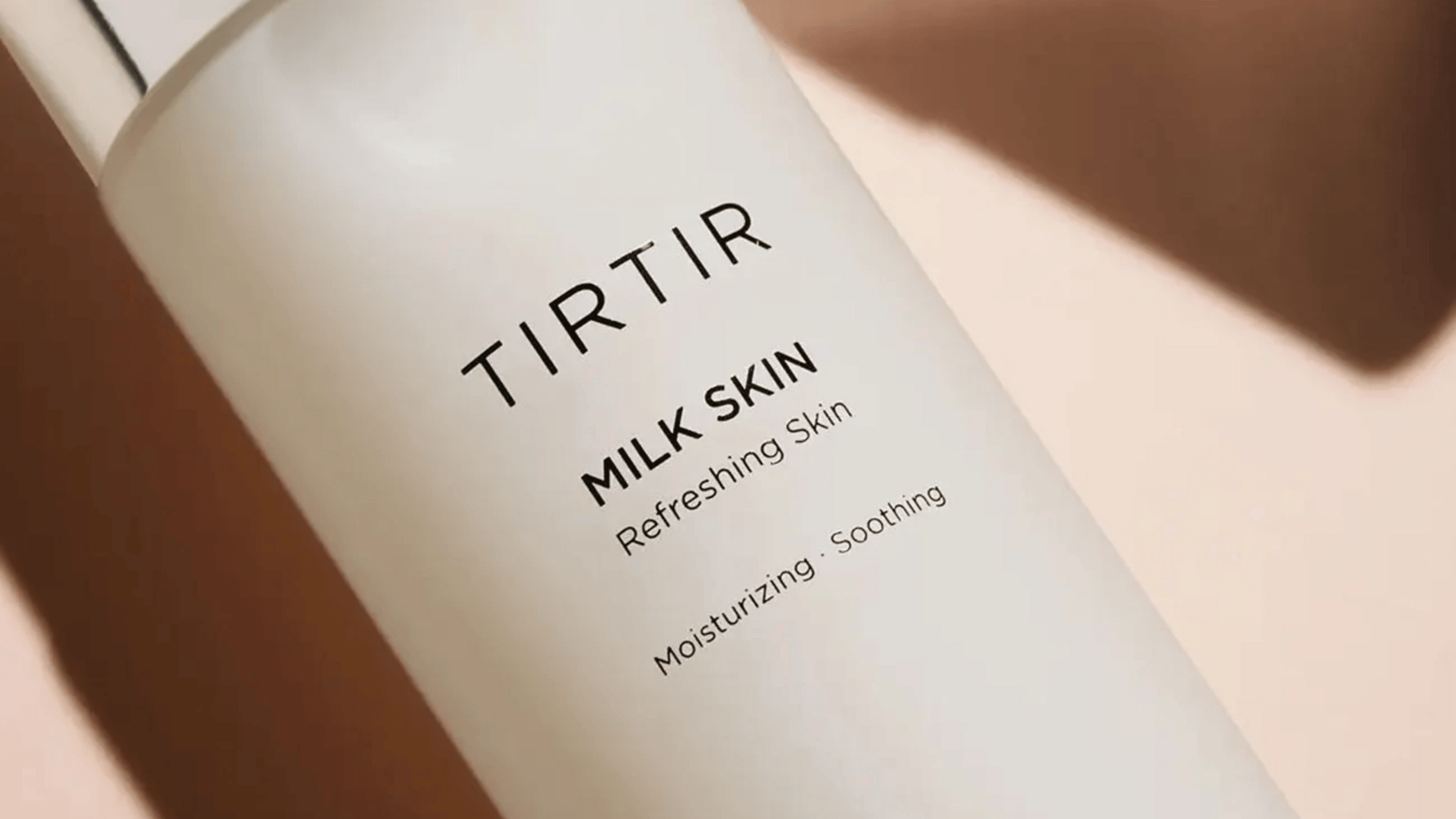 TIRTIR Milk Skin är en återfuktande och lugnande toner som fräschar upp huden och balanserar fuktbarriären. Berikad med ingredienser som mjukgör och ger näring för en strålande, hälsosam hud. Passar alla hudtyper, även känslig hud.