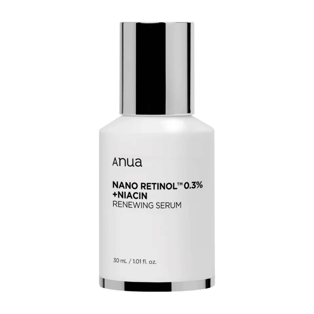 Bilden visar en flaska av Anuas "Nano Retinol 0.3% + Niacin Renewing Serum". Detta är ett hudvårdsserum som troligen syftar till att förnya huden med hjälp av retinol och niacin. Flaskan är vit med svart och klar text, vilket ger en minimalistisk och elegant design. Storleken på flaskan är 30 ml.