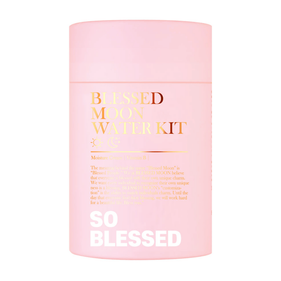 Bilden visar en rosa cylinderformad förpackning med texten "Blessed Moon Water Kit". Texten är i guld och vitt, och produkten verkar innehålla fuktgivande krämer berikade med vitamin B. På förpackningen står det även en beskrivning om varumärket Blessed Moon och deras filosofi om att varje individ har sin unika charm.