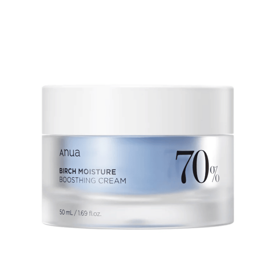 Bilden visar en burk med "Anua Birch Moisture Boosting Cream" som har en koncentration på 70%. Förpackningen är 50 ml och designen är enkel med en vit lock och en genomskinlig botten där krämens nivå och färg kan ses. Det ger ett intryck av en hudvårdsprodukt som är fuktgivande och innehåller björksav eller björkrelaterade ingredienser.