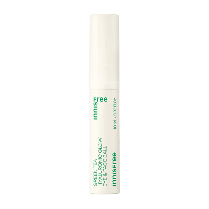 Innisfree Green Tea Hyaluronic Glow Eye & Face Ball presenteras i en vit flaska med grön text. Produkten har en rund appliceringsdel och innehåller 10 ml. Designen är enkel och elegant, med fokus på produkten i förgrunden.