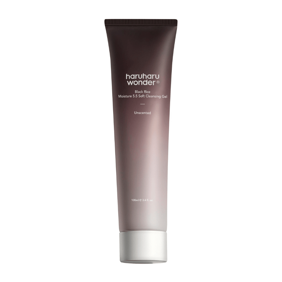 En tub Haruharu Wonder Black Rice Moisture 5.5 Soft Cleansing Gel 100ml på vit bakgrund med skonsamma rengöringsegenskaper.