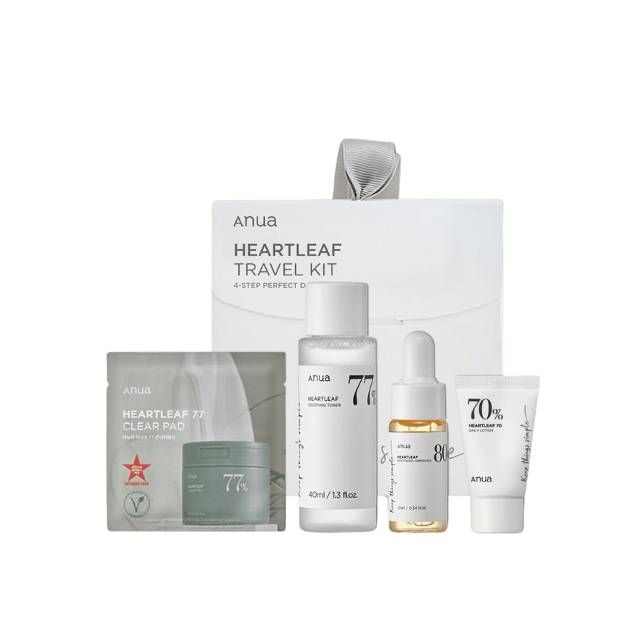 Bilden visar Anuas "Heartleaf Travel Kit", ett hudvårdsset i resestorlek som inkluderar produkter som "Heartleaf 77 Soothing Toner" och "Heartleaf 70 Face Lotion". Setet är utformat för att vara ett 4-stegs perfekt dagligt rutin för känslig hud.