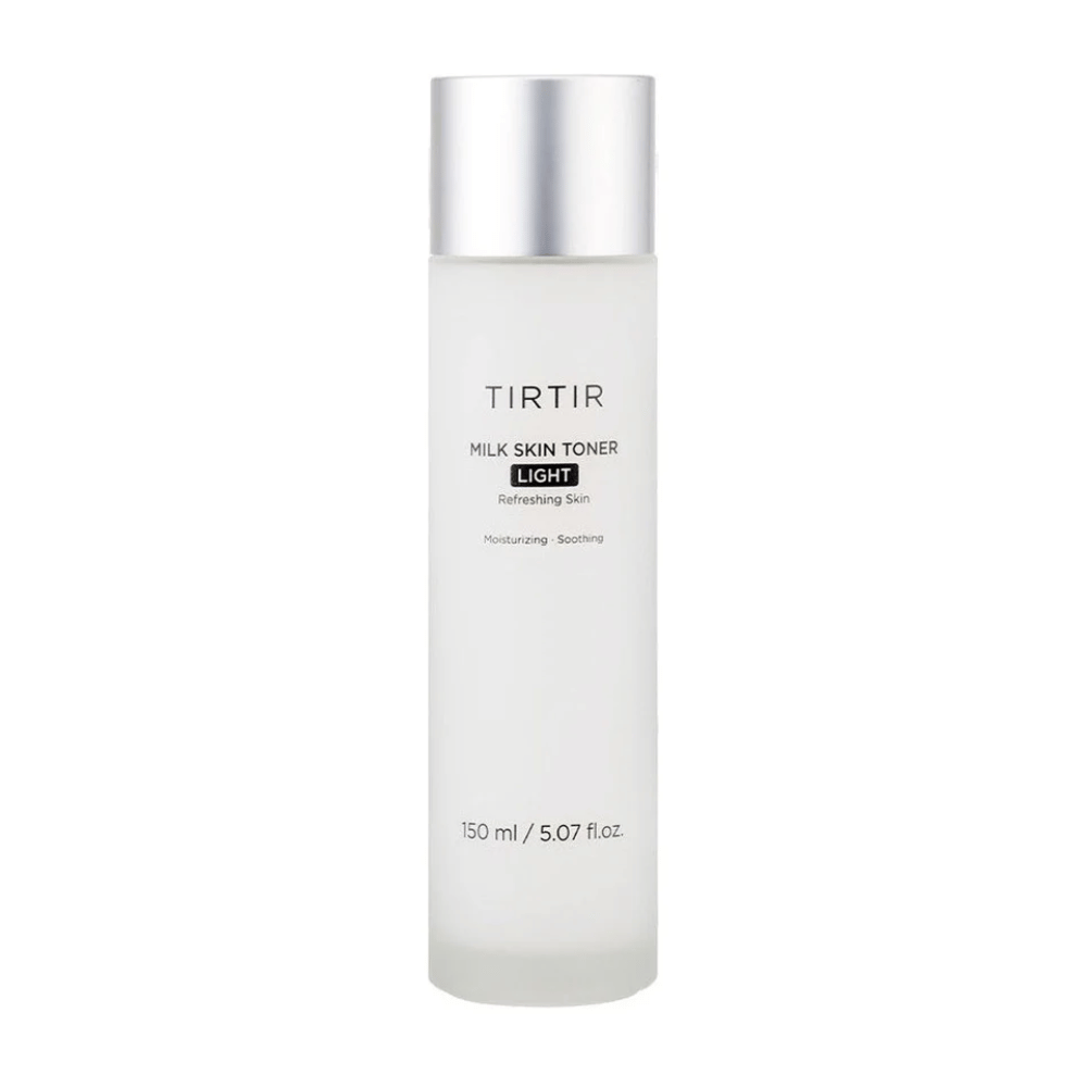 En bild på en hudvårdprodukt från TIRTIR, "Milk Skin Toner Light". Flaskan är vit och stilren med text som beskriver tonern som uppfriskande, fuktgivande och lugnande. Innehållsmängden är 150 ml eller 5.07 fl. oz.