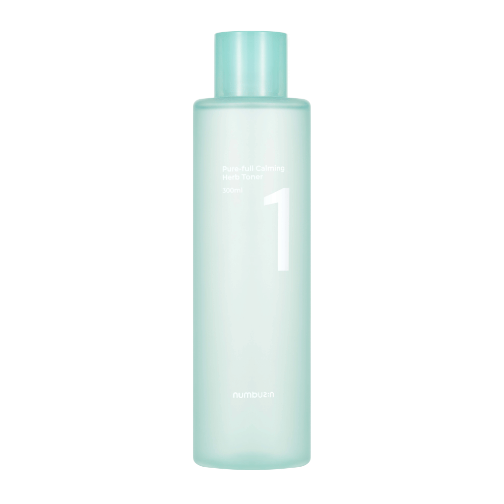 En flaska med No.1 Pure-Full Calming Herb Toner i en transparent ljusblå design. Flaskan har en ljusblå kork och en etikett med texten "Pure-full Calming Herb Toner" samt "300ml". Produkten har ett minimalistiskt utseende och ger ett fräscht och lugnande intryck.