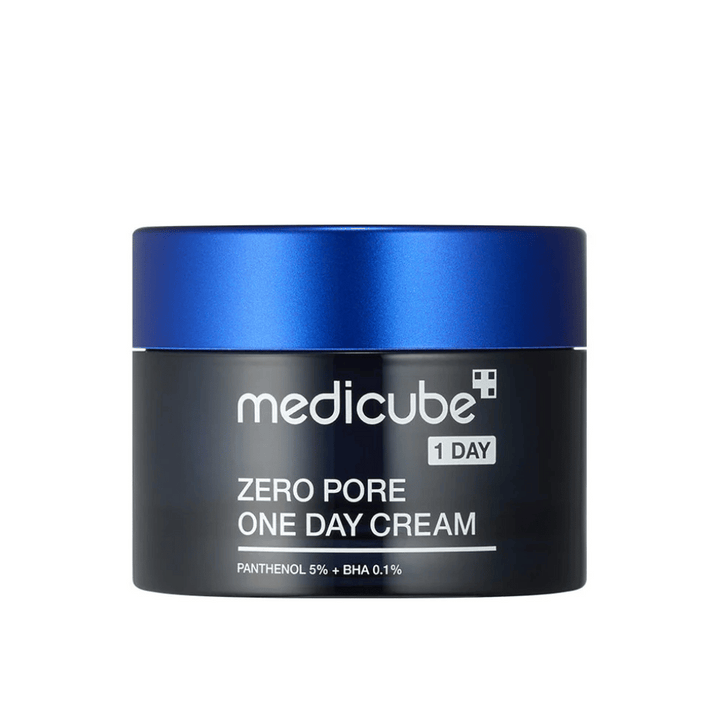 Medicube Zero Pore One Day Cream i en elegant svart burk med blått lock. Innehåller 5 % panthenol och 0,1 % BHA för att minska porstorlek och förbättra hudens struktur. Perfekt för daglig användning för en slätare och klarare hy.