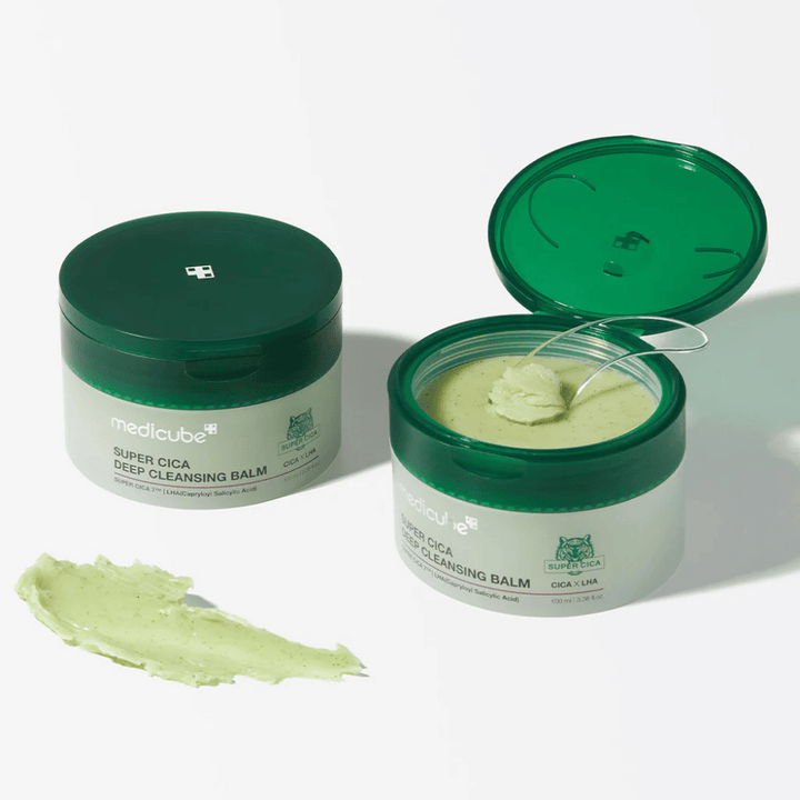 Medicube Super Cica Deep Cleansing Balm är en djuprengörande balm som är idealisk för känslig hud. Den innehåller Super Cica och LHA, som effektivt avlägsnar smink, smuts och orenheter samtidigt som den lugnar och vårdar huden.