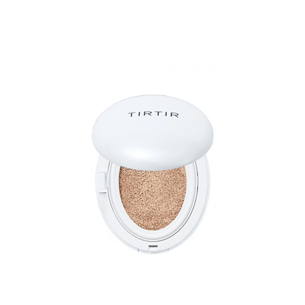 Bilden visar TIRTIR "My Glow Cream Cushion" i nyansen #21N Ivory. Denna typ av sminkprodukt är en cushion foundation, vilken är mycket populär för sin smidiga applikation och naturliga täckning. Förpackningen är minimalistisk och stilren med en vit yta och märkets namn i en diskret design. Nyansen #21N Ivory antyder en ljus färg som passar för en elfenbensfärgad hudton. Cushion foundations ger ofta en fuktgivande och lysterframkallande effekt och är enkla att ta med och applicera för touch-ups under dagen.