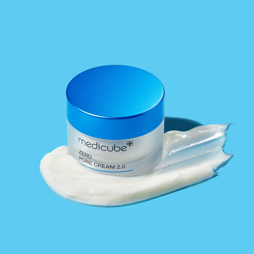 Medicube Zero Pore Cream 2.0 är en lätt och återfuktande kräm som hjälper till att minimera porernas synlighet och balansera talgproduktionen. Den lämnar huden mjuk, matt och fräsch utan att täppa till porerna, vilket gör den perfekt för fet och kombinerad hy.